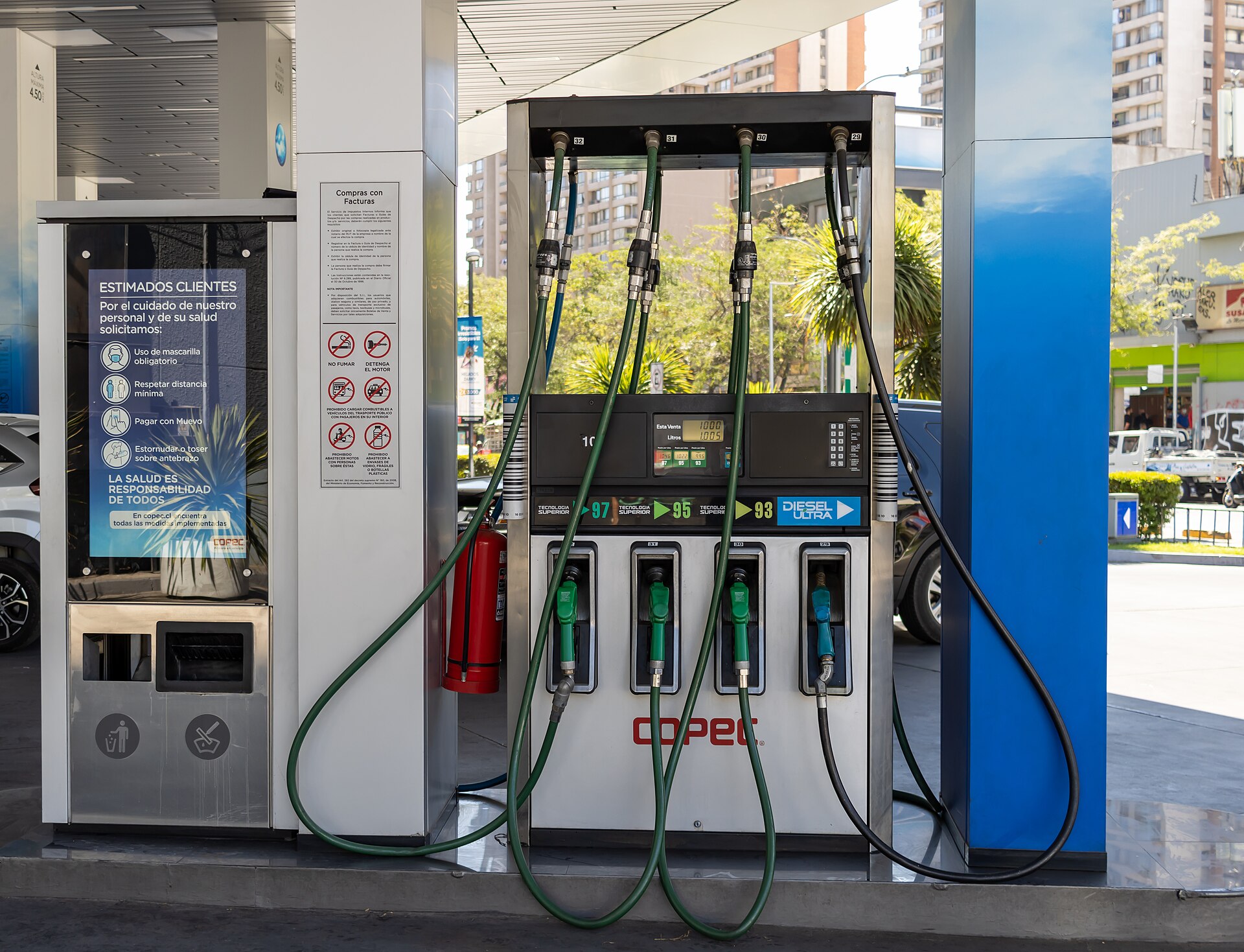 Surtidor de combustible en una estación de servicio de Santiago (imagen de archivo)